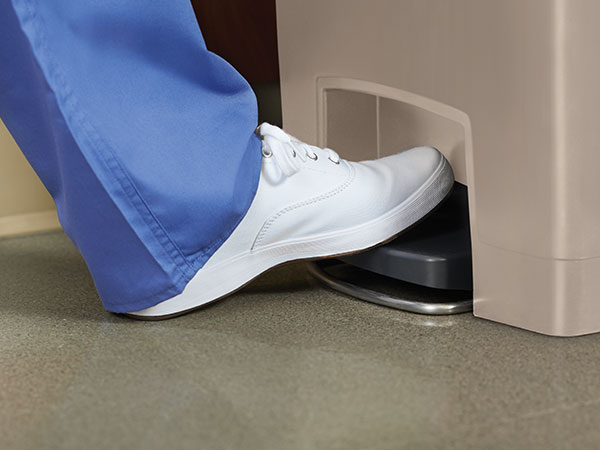 Streamline™ 30L Step-On Resin Front Step White Features