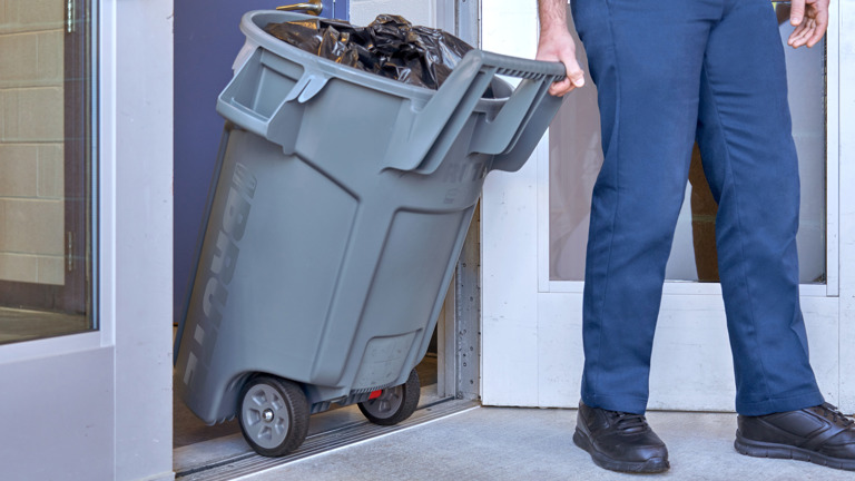 RUBBERMAID WHEELED BRUTE CONTAINER